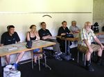 Gespanntes Warten der Begleit-Mannschaft