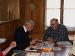 Hans und Peter im Auszeichnungsbüro