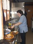 Jaqueline beim Abwasch